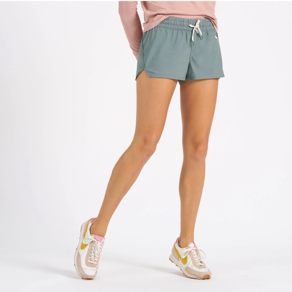 Vuori Clementine Short in Kelp